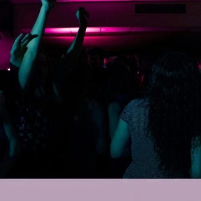 Crónica: mulher de 40 anos junto à lareira