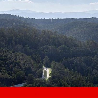 Viatura cai na barragem de Santa Clara; condutor com ferimentos graves