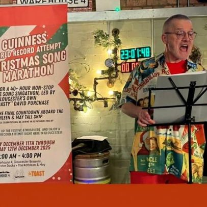 Homem canta músicas de Natal 42 horas para tentar recorde mundial