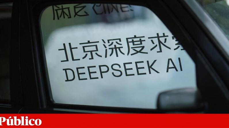 Placa da DeepSeek no edifício onde se situa a sede da empresa em Pequim