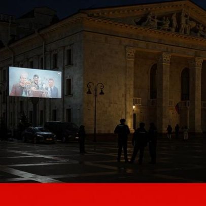 Teatro de Mariupol, destruído no cerco, reabre com conto de fadas