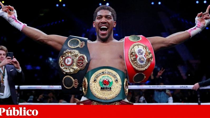 Anthony Joshua comemora a vitória contra Andy Ruiz Jr., na Arábia Saudita, a 7 de Dezembro de 2019