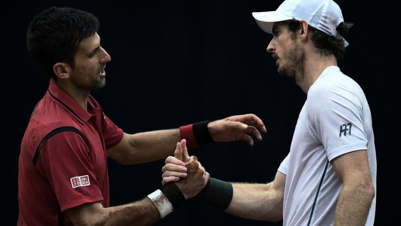 Novak Djokovic a cumprimentar Andy Murray