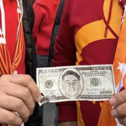 Adeptos do Galatasaray imprimem notas com a cara de ex-Benfica