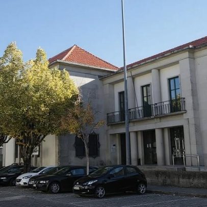 Arguída constituída por compras com cartão sem autorização