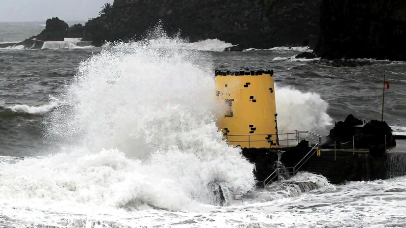 Mau tempo na Madeira afeta aeroporto e provoca 99 ocorrências