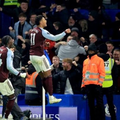 Watkins salta do banco para manter o Aston Villa na luta pelo título