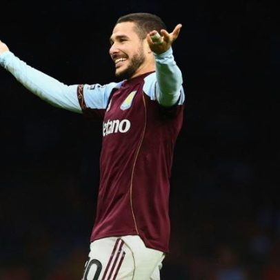Aston Villa derrota Arsenal mesmo a fechar