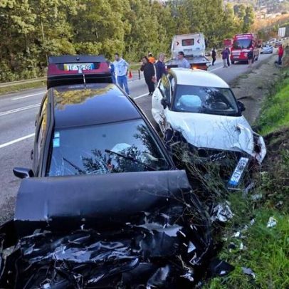 Dois feridos em colisão entre quatro carros em Oliveira de Azeméis