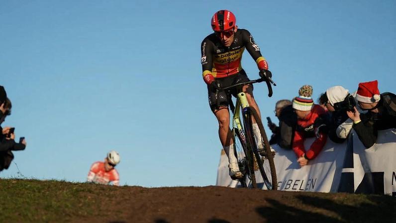Thibau Nys controlou a concorrência para vencer ao sprint (foto UCI CX)