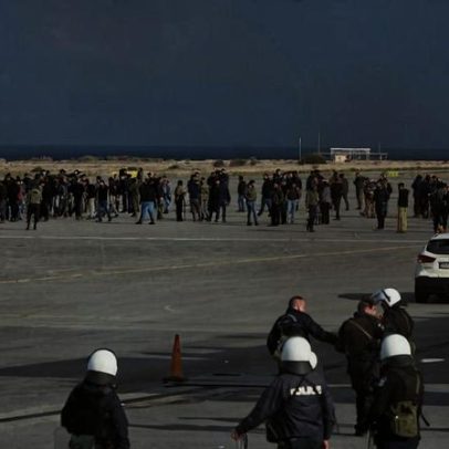 Agricultores gregos obrigam encerramento do aeroporto de Creta e enfrentam polícia