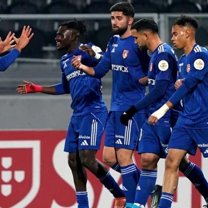 Tunde Akinsola assume comando e enfrenta conquistadores, crónica