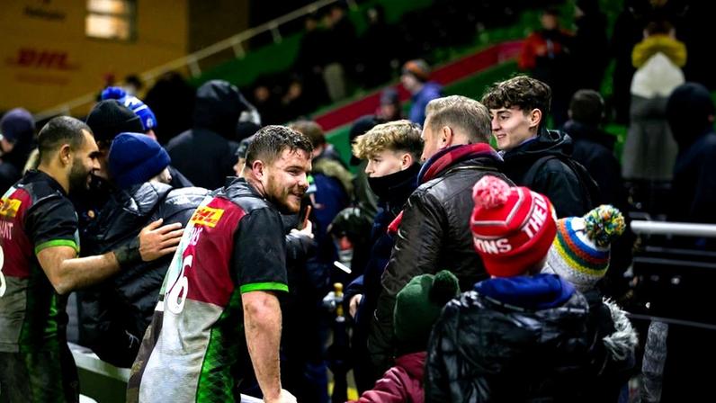 No rugby em Inglaterra — na foto um jogo dos Harlequins, equipa da 1.ª Divisão —, corre o 'fair-play', transborda o respeito e a lealdade, e sobressai o companheirismo — Foto: IMAGO