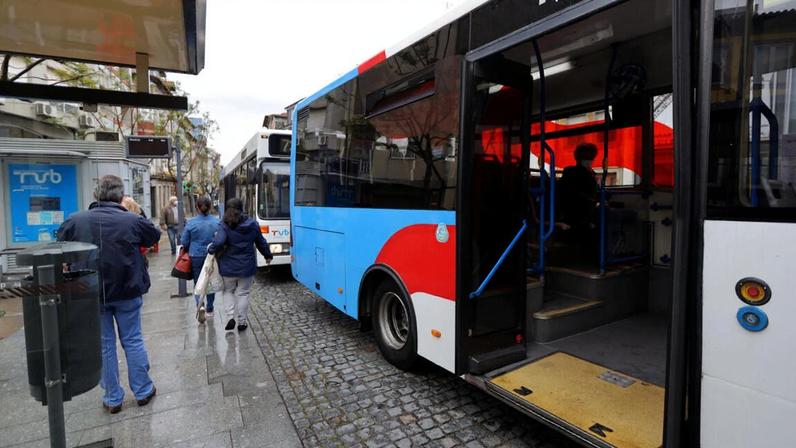 O autocarro já tinha arrancado e o motorista não evitou a passagem com a roda traseira direita sobre a vítima
