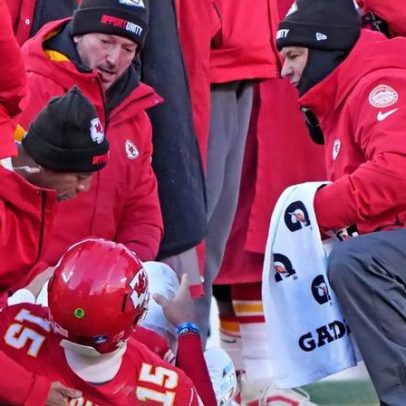 Lesão grave de Mahomes coloca Chiefs fora dos play-offs; Colts vencem