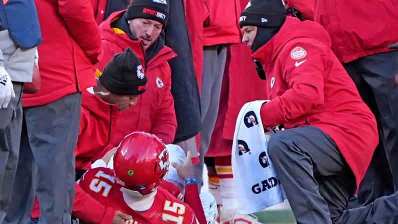 Patrick Mahomes assistido após lesão frente aos Chargers - Foto: IMAGO