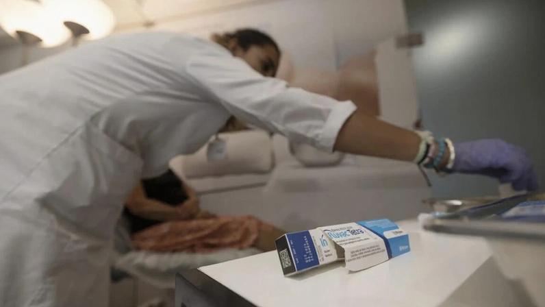 Do total de casos, 13 tinham doença crónica subjacente e 14 tinham recomendação para vacinação contra a gripe sazonal