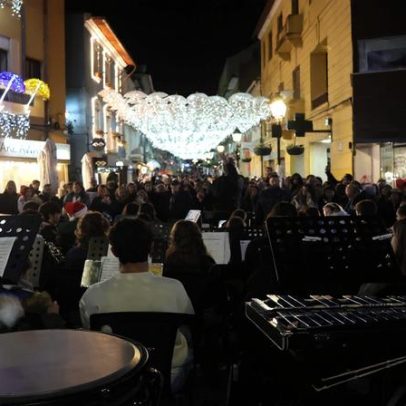Multidão enche a Rua Luís de Camões no Ensaio Aberto da Banda Alvarense