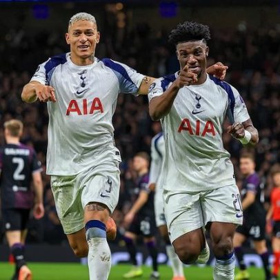 Tottenham vence Slavia após autogolo e dois penáltis
