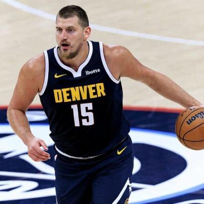 Às três segundos do intervalo, colega de equipa lesionou Jokic