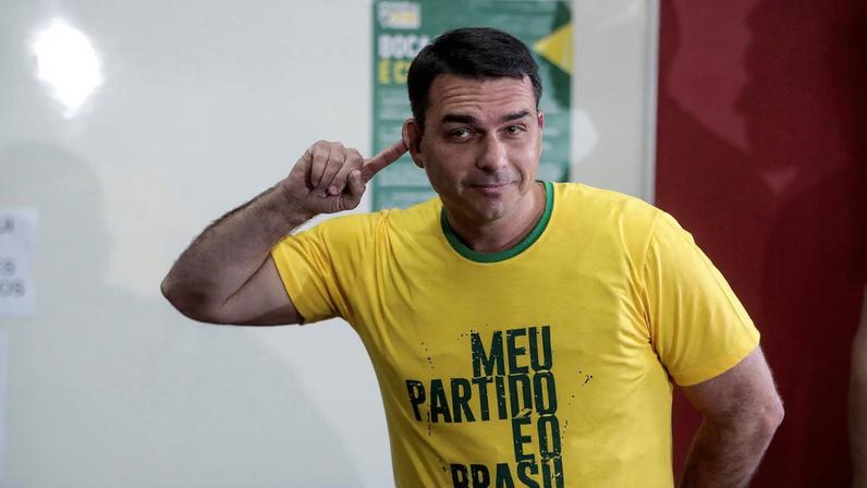 Bolsonaro escolhe Flávio como candidato às presidenciais de 2026 no Brasil