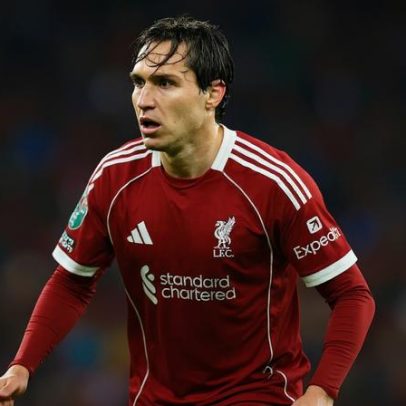 Chiesa faz corte decisivo e evita derrota do Liverpool