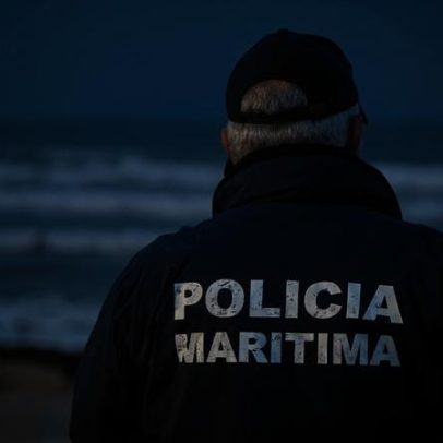 Barco de pesca vira em Moledo; buscas no mar por pescadores