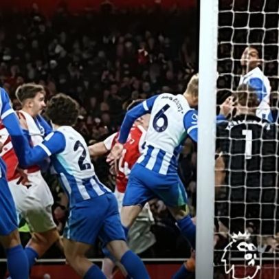 Bola parada do Arsenal resulta em autogolo