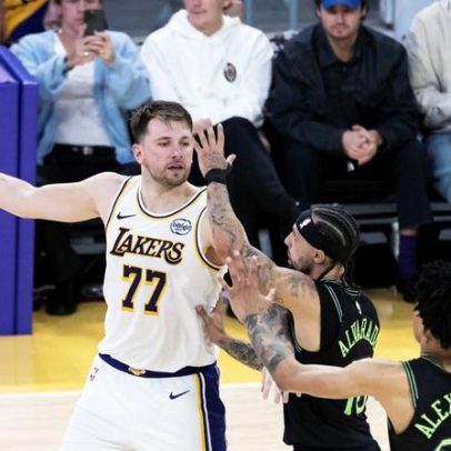 Lakers mostram domínio frente aos Pelicans