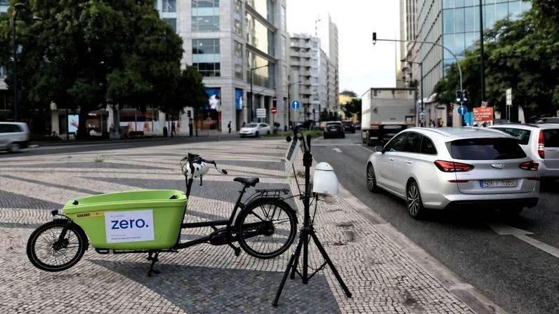 Um membro da Associação Sistema Terrestre Sustentável (ZERO), analisa os níveis de qualidade do ar na praça Duque de Saldanha, no Dia Europeu sem carros, em Lisboa, 22 de setembro de 2023. Nesta iniciativa de rua, é realizada a avaliação em tempo real, de parâmetros como o dióxido de azoto ou as partículas inaláveis e fina. ANTÓNIO PEDRO SANTOS/LUSA