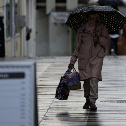 Faro em aviso amarelo por chuva e trovoada