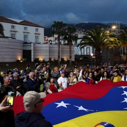 50 pessoas em marcha a apoiar a liberdade na Venezuela