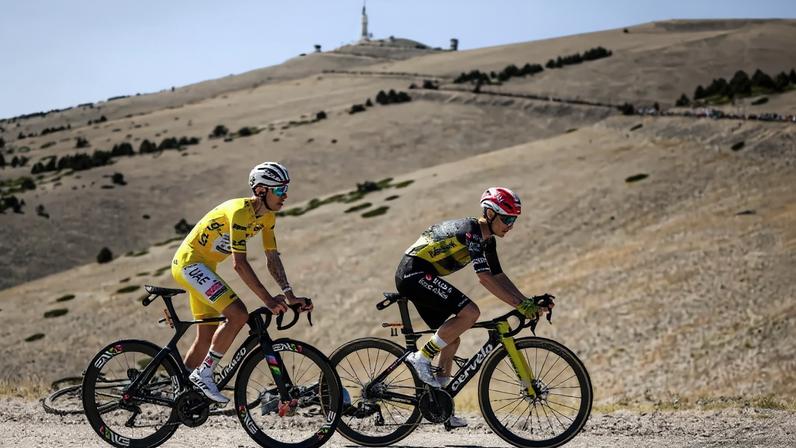 Tadej Pogacar na Colnago Y1R Stripped Black a seguir a roda de Jonas Vingegaard nas encostas do mítico Mont Ventoux (D.R.)