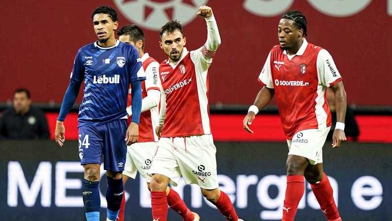 A melhor arma do arsenal derruba a muralha açoriana