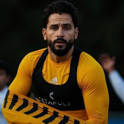 Platiny chega, vê o jogo e marca golo