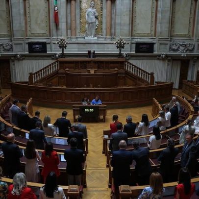 Autarcas do PSD reúnem-se no Porto e PS em Leiria