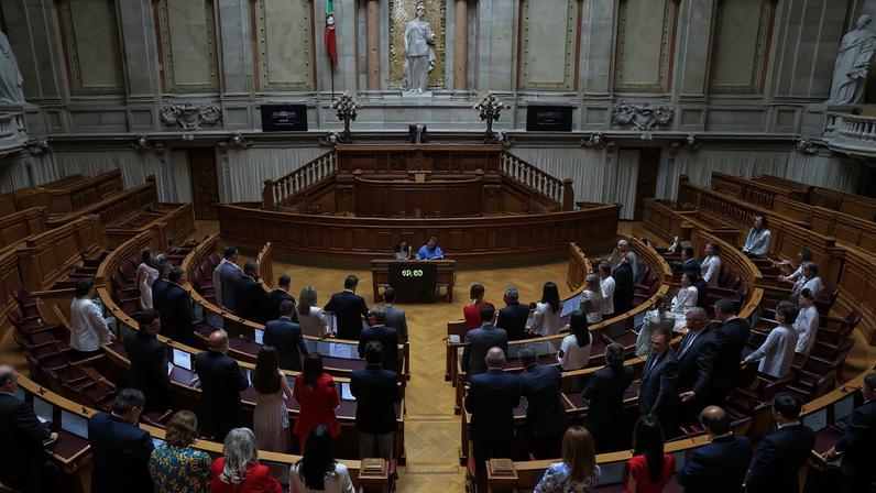 Autarcas do PSD reúnem-se no Porto e PS em Leiria