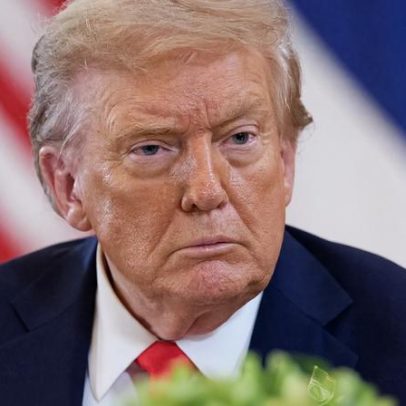Trump e Putin discutem negociações de paz por telefone