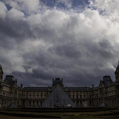 Trabalhadores do Louvre aprovam greve e encerram o museu