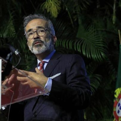 Governo lamenta alegado envolvimento de português em ataques