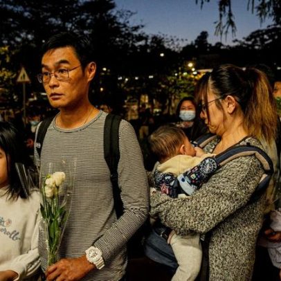 Hong Kong detém ex-conselheiro distrital e voluntária por sedição após incêndio