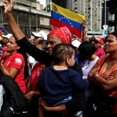 Venezuelanos marcham em defesa da pátria