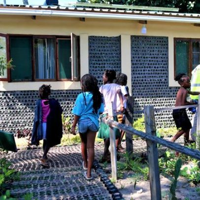 Casa de vidro em Maputo usa 200 mil garrafas recolhidas da praia