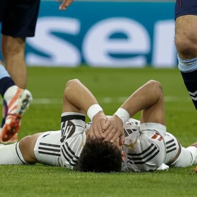 Real reduzido a nove é derrotado; Barça lidera