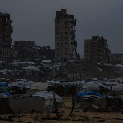 Corpos resgatados de edifício bombardeado em Gaza, 2023