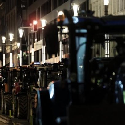 Centenas de tratores bloqueiam Bruxelas