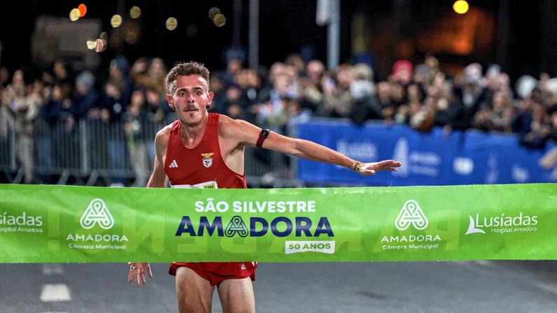 O vencedor da 50.ª edição da São Silvestre, Alexandre Figueiredo, corta a meta de chegada no final da prova, na Amadora, 31 de dezembro de 2025. MANUEL DE ALMEIDA/LUSA