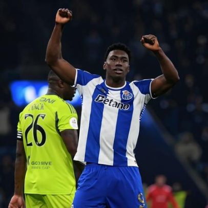 Árbitro altera decisão no VAR e Samu aumenta vantagem do FC Porto de penálti