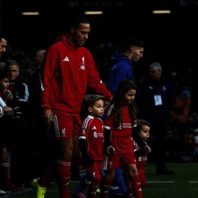 Emoção em Anfield durante homenagem a Diogo Jota