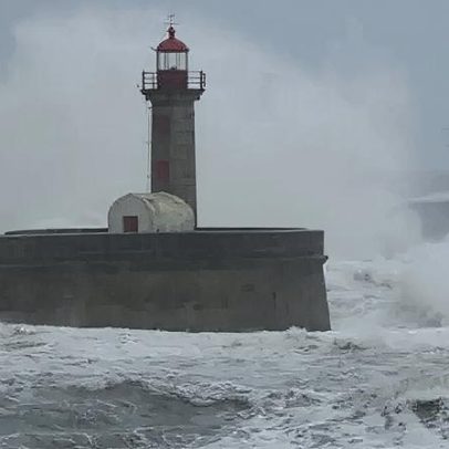 Costa inteira sob avisos até domingo devido a forte ondulação
